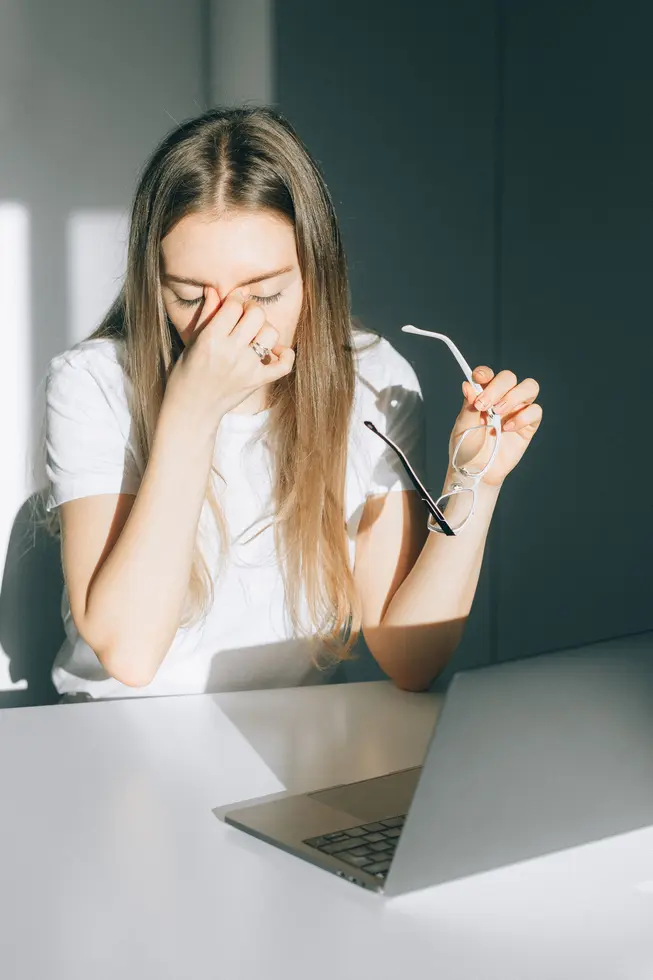 Luteína para pantallas: protege tus ojos del trabajo digital